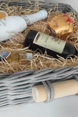 Ručně pletený dárkový koš